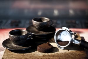 Designer Julian Lechner und sein Label machen aus altem Kaffee moderne Kaffeetassen. © Kaffeeform