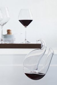 Das raffinierte Detail: Ayam nimmt auch hängend am Tisch Platz. © Riedel
