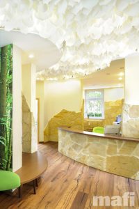 Mit dem mafi-Naturholzboden und der besonderen Gestaltung ist der Warteraum wie ein Wohnzimmer inmitten der Natur. © mafi