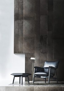 Designt von EOOS, erweitert der komfortable Sessel mit dazu passendem Hocker die „Embrace“-Möbelserie“. © Carl Hansen & Søn