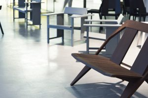 Gezeigt werden die formschönen Sessel aus Holz und Kreationen des bekannten Unternehmens. © Daniela Trost für designforum Wien