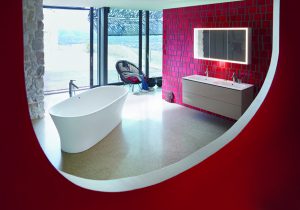 Design und Hightech für Wellness: Die Cape Cod Badewanne, begleitet vom ME by Starck Waschbecken and L-Cube Möbel-Kombination. © Duravit