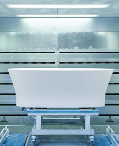 Bühnenreif: Die Badewanne im Rampenlicht der Schleifkabine. © Duravit