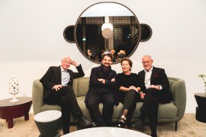 Freude, Leidenschaft und Innovationsgeist: Hartmut Roehrig, CEO, und Designer Jaime Hayon mit Ulrike Wittmann und Heinz Hofer-Wittmann, Gesellschafter. © Wittmann/Österr. Möbelindustrie/FlorenceStoiber