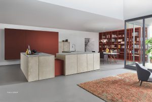 Beeindruckendes Highlight: Die Küche Stone zeigt LEICHT auf der LivingKitchen in „l’ocre rouge“ aus Les Couleurs® Le Corbusier. © Foto: LEICHT